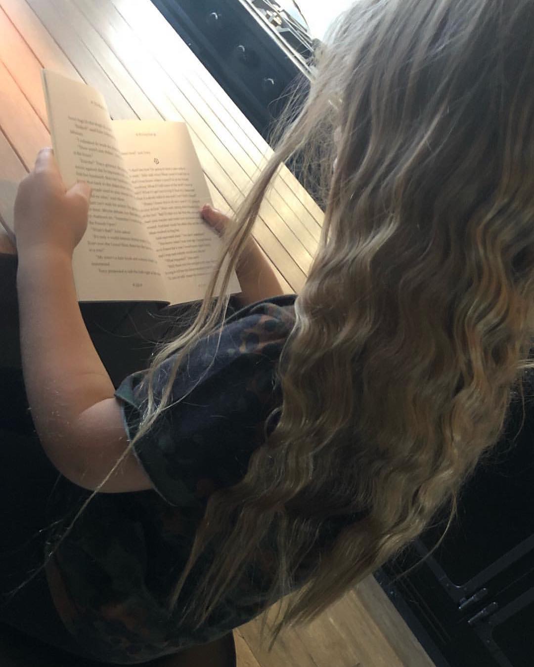 小七在海边练瑜伽！贝嫂维多利亚高兴得很：小七要培养成淑女呢