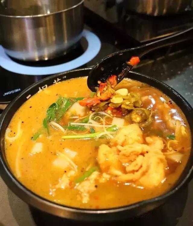 姑父的早餐店仅依赖这八款秘制米线配方，日接待量高达800人次