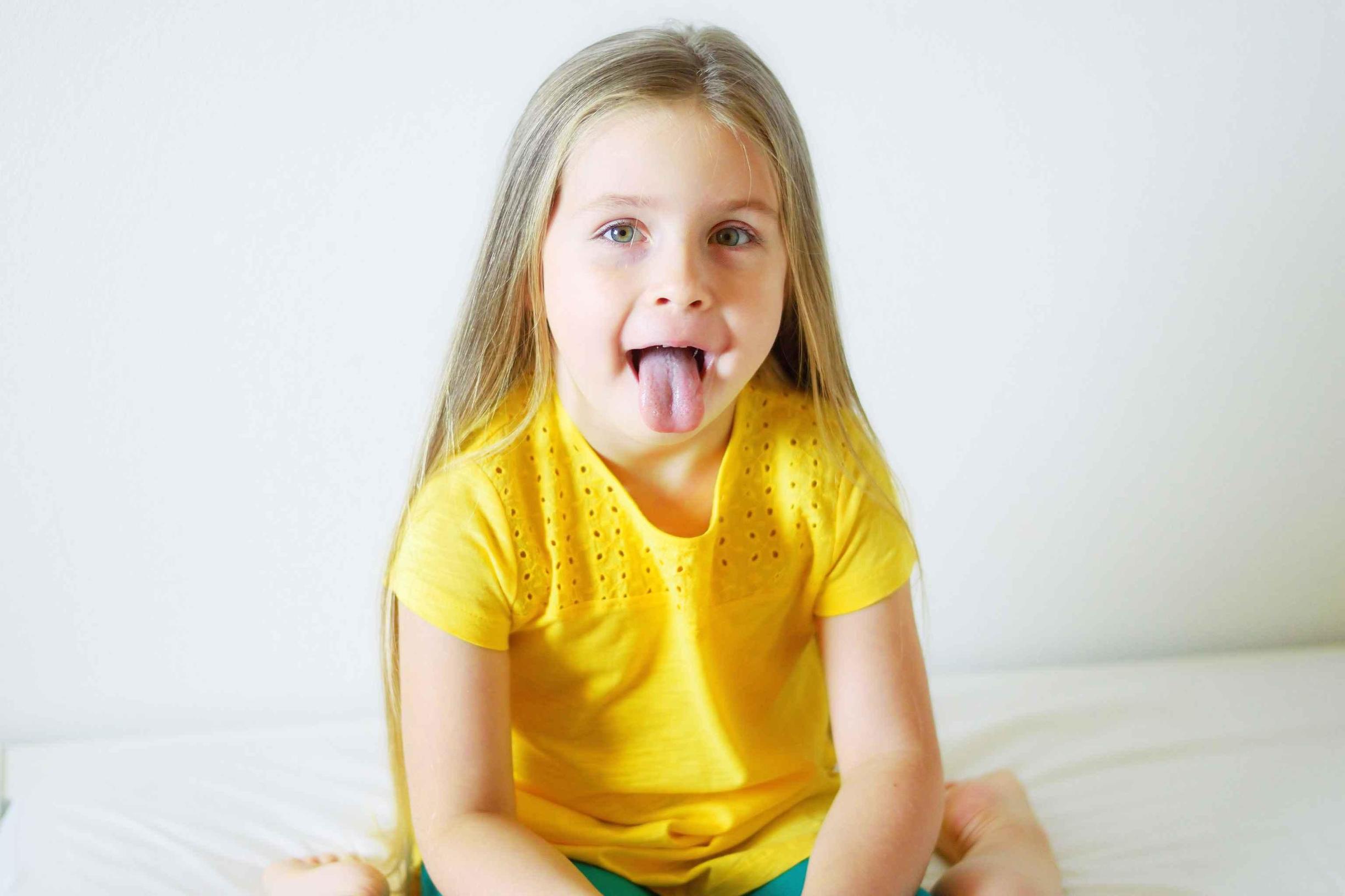 舌头鲜红有舌苔是怎么回事,舌头舌苔很厚变成黑色怎么回事