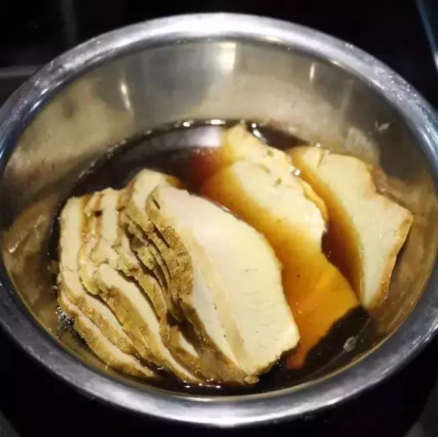 姑父的早餐店仅依赖这八款秘制米线配方，日接待量高达800人次