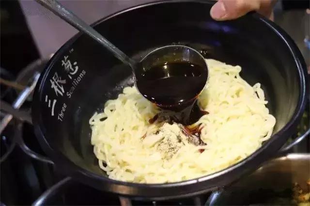 姑父的早餐店仅依赖这八款秘制米线配方，日接待量高达800人次