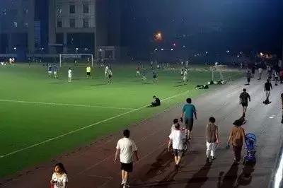 学生操场上跑步给学生撞到受伤,学生在校跑步被撞骨折谁负责