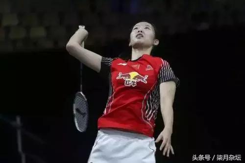 如何打好羽毛球高远球,羽毛球学习高远球前热身动作