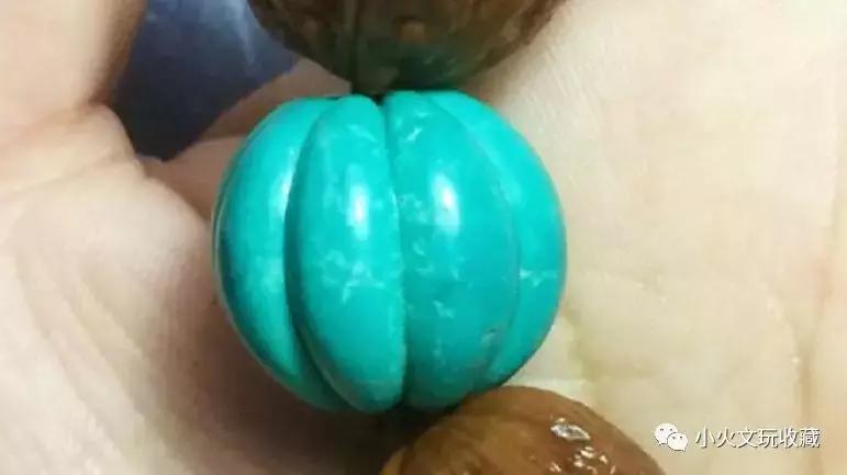 绿松石上面有一点白点是真的吗,绿松石盘玩出现白点这该怎么办