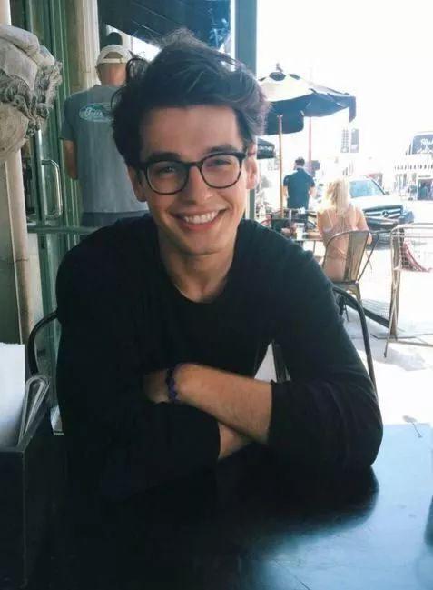 想骚还能买得起,开学这么穿让你成功撩到学妹哦