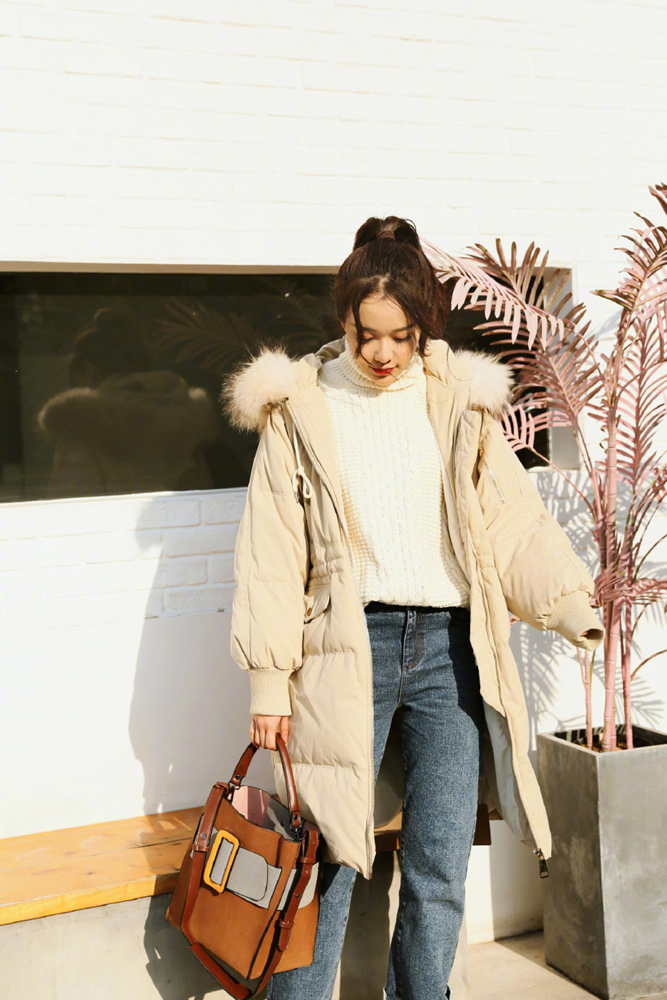 黄一琳丸子头黑色短裙,黄一琳白色牛仔裙