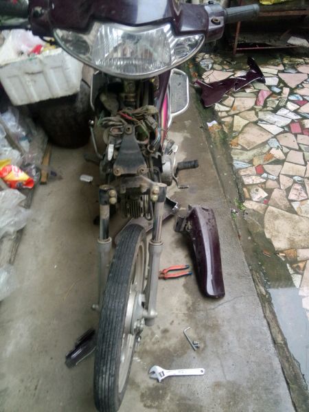 摩托车走起来车把左右摇摆咋回事,摩托车行驶中为什么后轮会跑偏