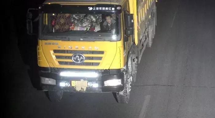 平安守护货车翻车,故意遮挡号牌被记12分再降级