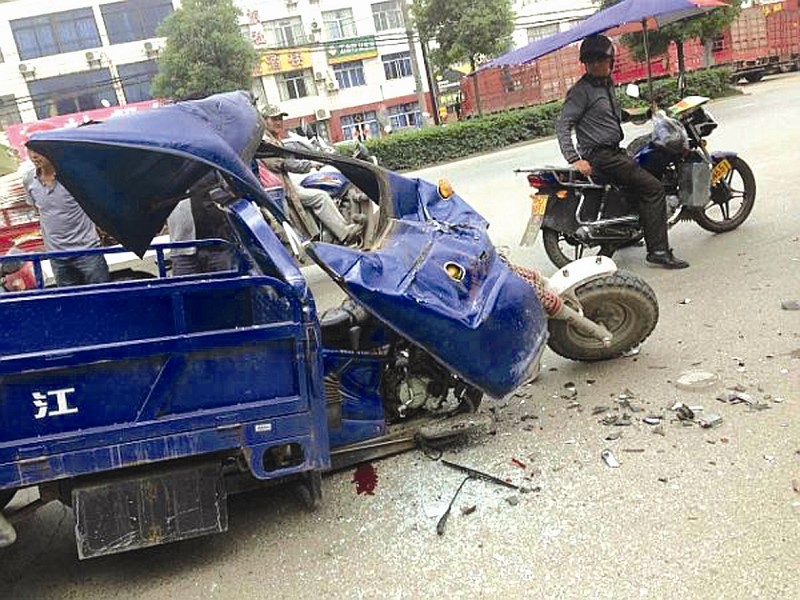 摩托车走起来车把左右摇摆咋回事,摩托车行驶中为什么后轮会跑偏