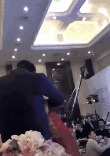 婚礼现场公公醉酒当众亲新娘视频,婚礼现场公公醉酒当众亲新娘司仪