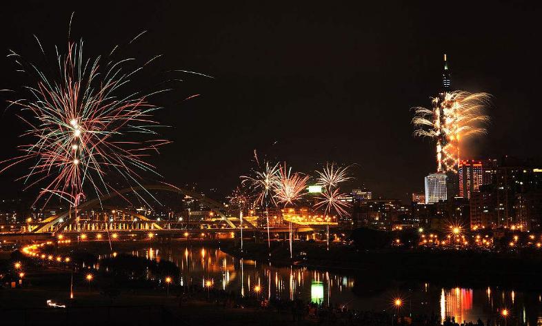 明晚8点,*子烟电**花将开满成华天府熊猫塔,灿烂闹元宵