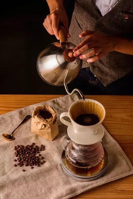 还在星爸爸%arabica排队?魔都还有这些超嗲主题咖啡馆等你拔草