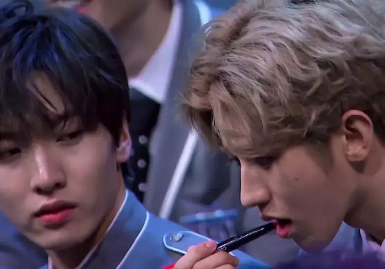 蔡徐坤张艺兴唇膏图片,朱正廷看蔡徐坤唇膏