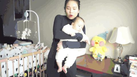 宝宝晚上胀气乱动可以安抚么,宝宝夜里胀气肚子疼