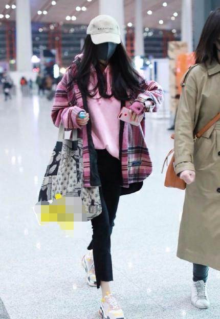 杨幂元宵节机场,杨幂出席活动腿细成竹竿