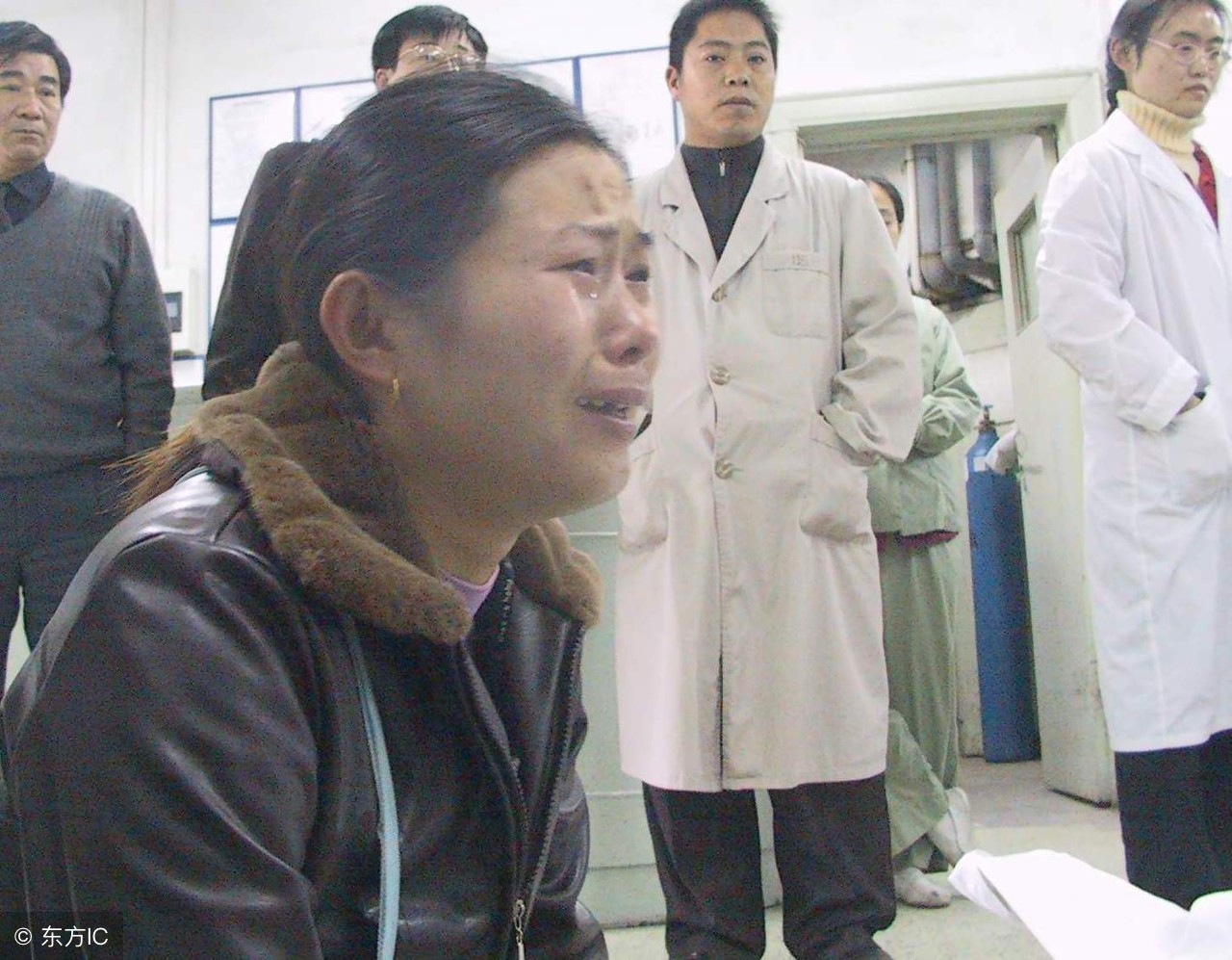 正月十五，妻子因为鞭炮致流产，谁该为此负责？