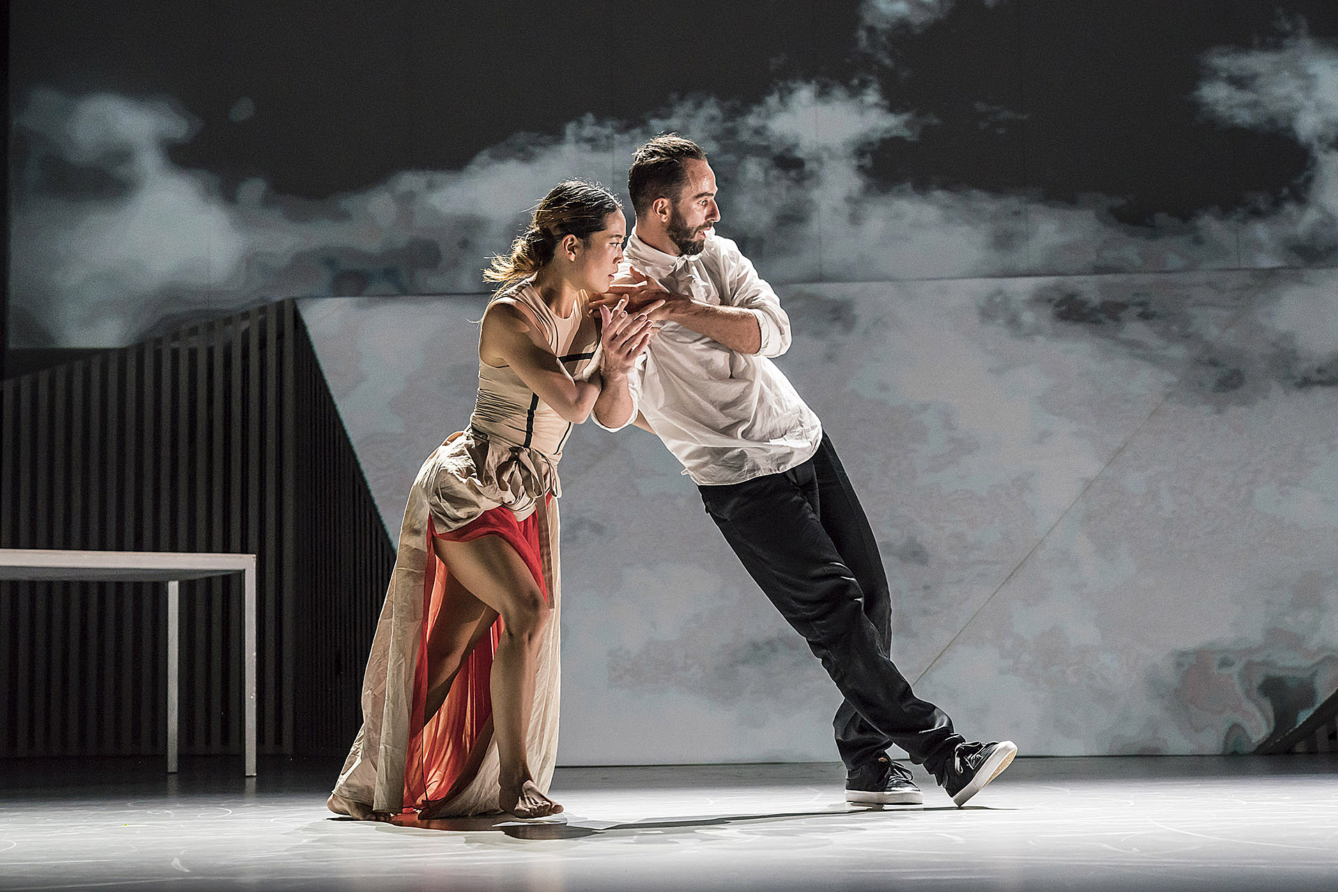 艺术家不仅与“硅胶假人”共舞，还与少林寺僧人合作《佛经》