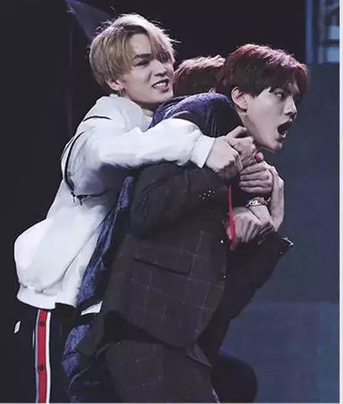 蔡徐坤张艺兴唇膏图片,朱正廷看蔡徐坤唇膏