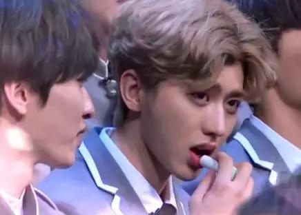 蔡徐坤张艺兴唇膏图片,朱正廷看蔡徐坤唇膏