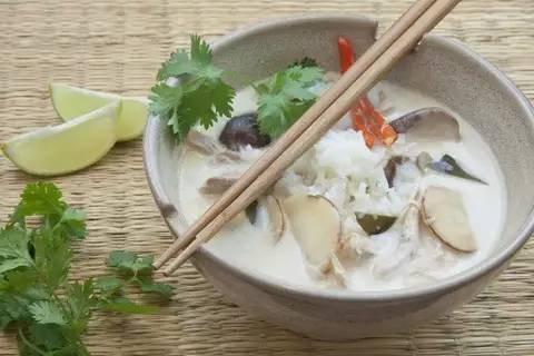 泰国普吉岛夜市小吃美食,泰国美食街边小吃跳跳虾