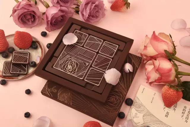 去见一个很爱的人是会带礼物的,去见喜欢的人的时候记得带上鲜花