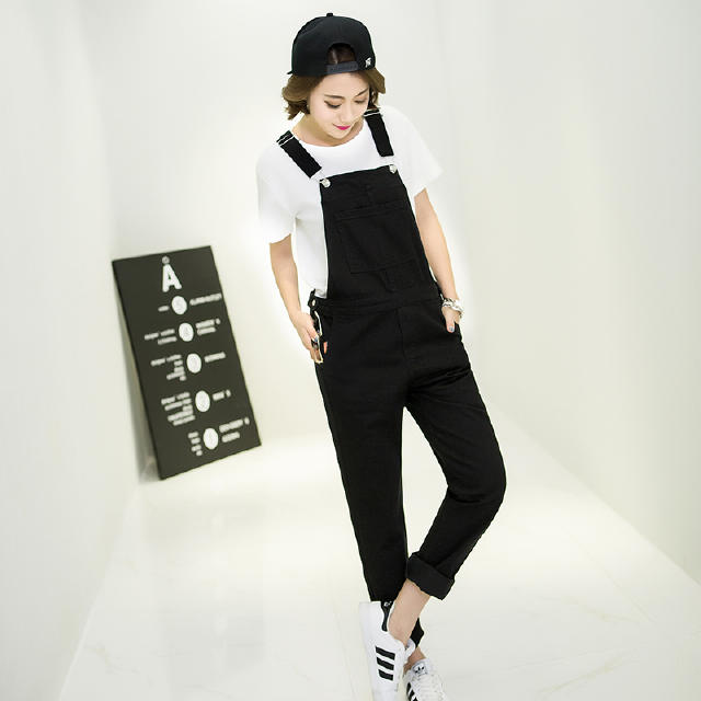 穿背带裤里面要穿一条裤子吗,穿背带裤又不想露腿