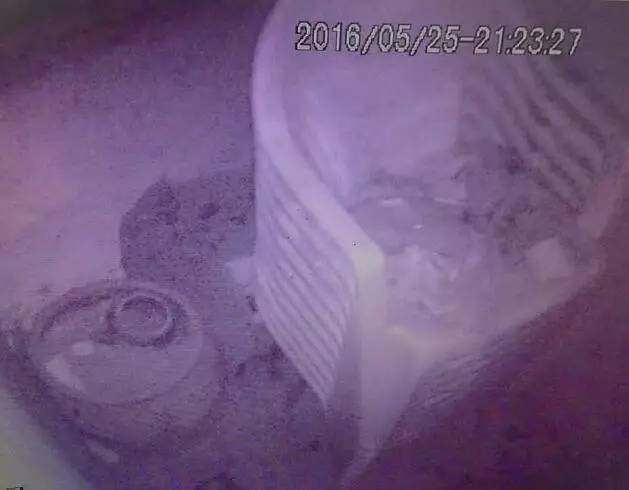 好瘆人磨滩三区一男子深夜在窗下发现无名骨灰坛，打开后竟...