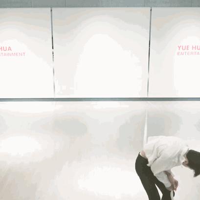 蔡徐坤张艺兴唇膏图片,朱正廷看蔡徐坤唇膏