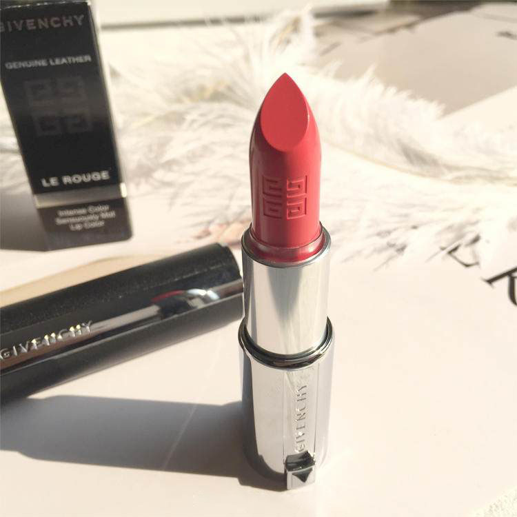 素颜涂什么颜色的口红自然又显白,想要显白涂什么口红