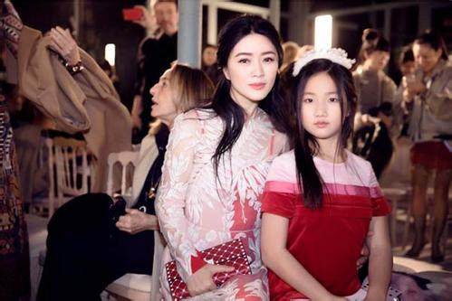 蹭时装周通稿,明星蹭秀时装周