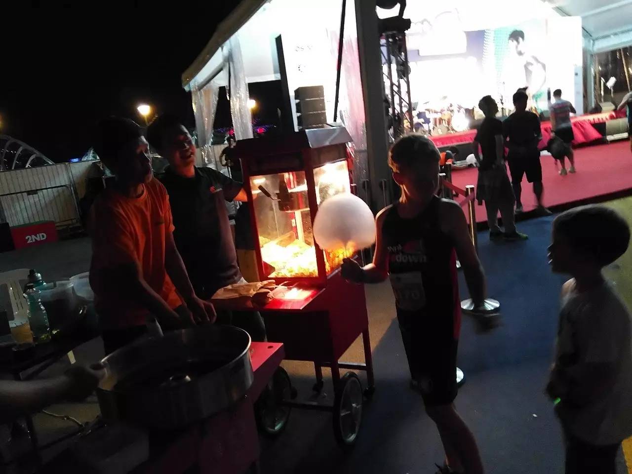 跑出一腿痱子热到炸裂!就这么铭记了新加坡日落马拉松的最美日出