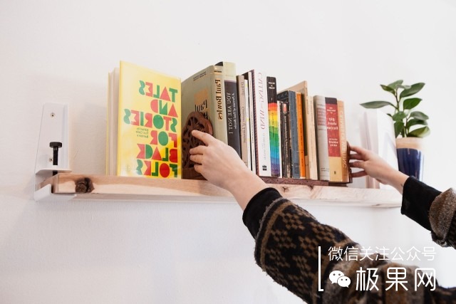 流浪汉用垃圾桶造房子,流浪汉自己用木头建了个房子