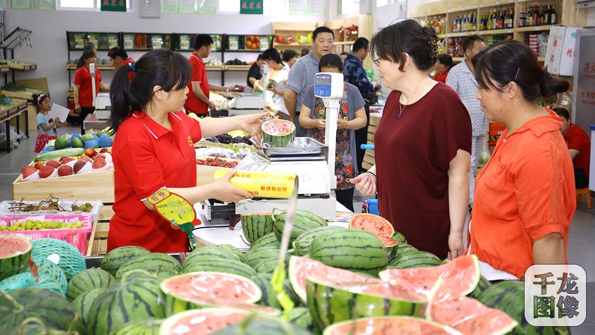 西长安街百姓家门口菜市场内享受“一站式”生活服务