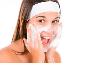 鼻子上白头粉刺怎么彻底去除,面部白头闭口粉刺怎么去除