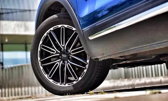 车主吐槽观致5：车太宽，够不着大腿