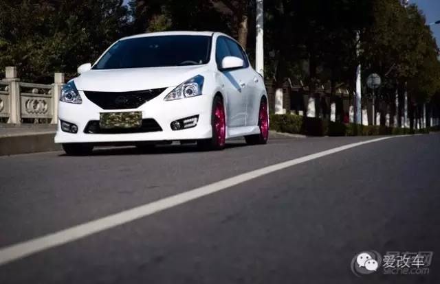 日产骐达中央扶手箱改装,日产的小精灵骐达改装案例