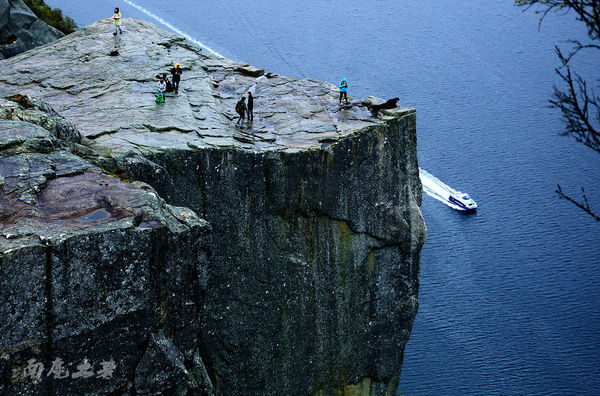你敢站在悬崖边拍视频吗,你敢站在房顶边缘吗