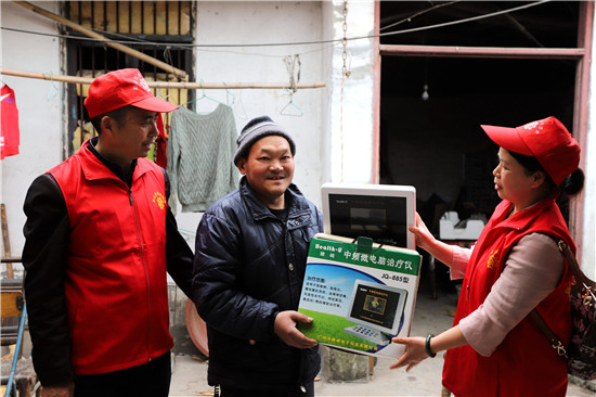 爱心帮扶尿毒症患者,四川彭山志愿者献爱心