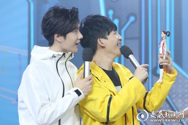 武大靖合影王一博,王一博金靖天天向上视频