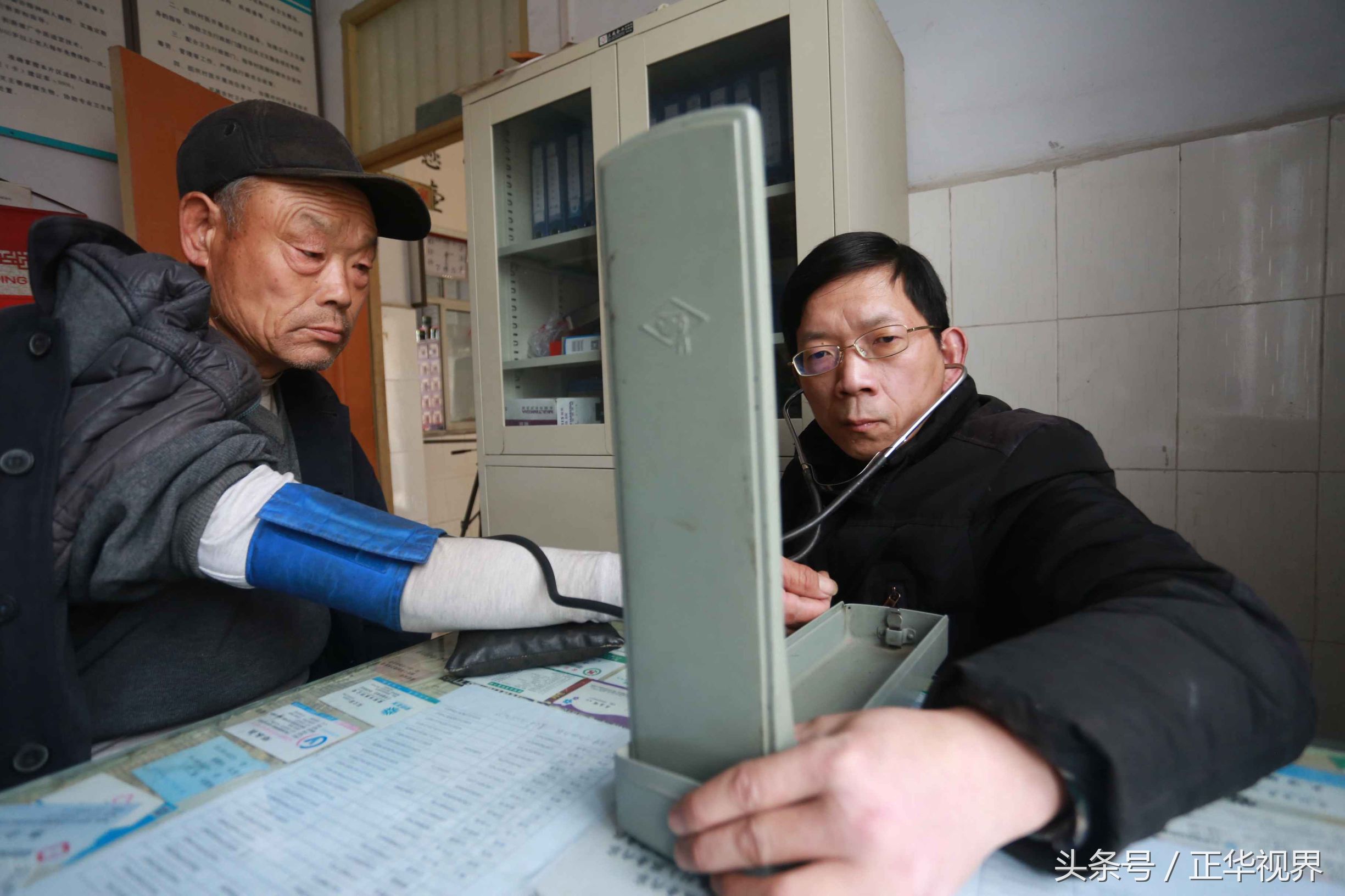 72岁老中医与残儿坚守乡村诊所,河南71岁老中医最新消息
