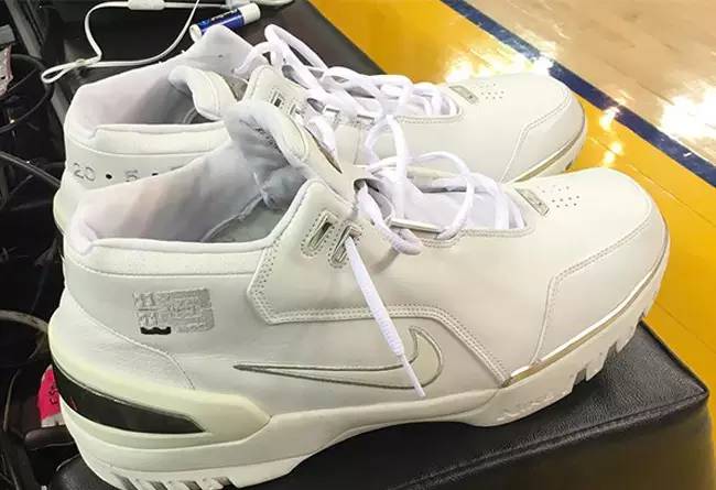 球鞋信息一览|夜光底750Boost、全黑NMD相隔一天发售,要剁脚了