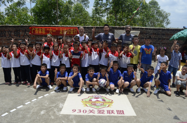 竟然有那么帅气的歪果仁教练来教踢球！这个六一真过瘾！