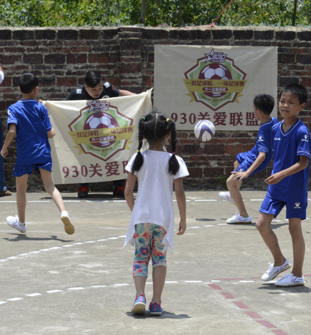 竟然有那么帅气的歪果仁教练来教踢球！这个六一真过瘾！