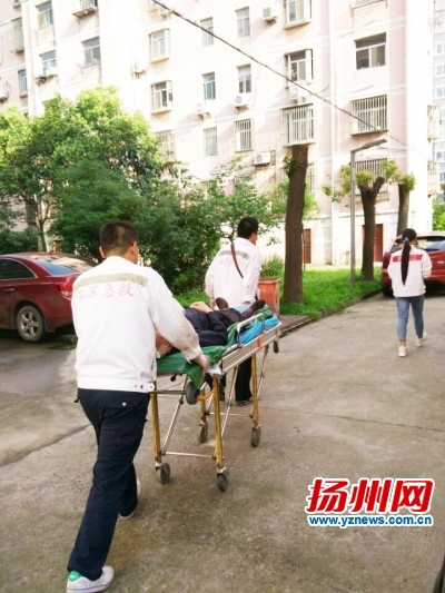 独居老人屋内摔倒民警踹门施救,紧急民警爬楼破窗营救独居老人