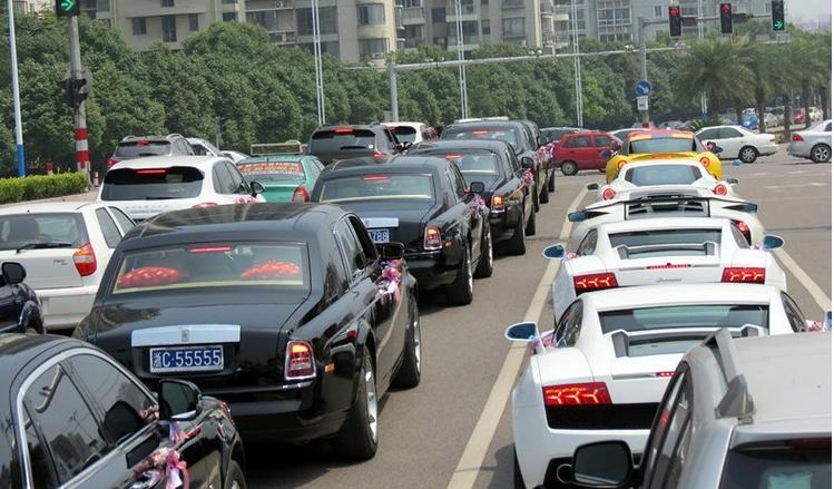 偶遇超跑豪华婚车车队,街头偶遇震撼的车队