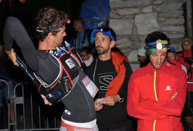 如何练边跑步边穿衣服,怎么样穿跑步服好看