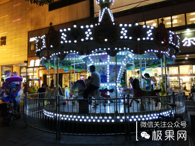 荣耀的这个电话充满心机，镜头竟可以翻转180°