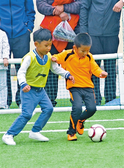 小学足球新生第一堂课,幼儿园第一节足球课该怎么上