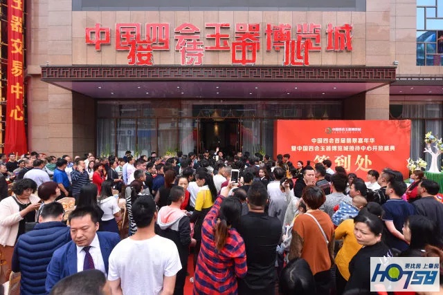 太壮观了！玉博城接待中心开放近万人围观，千万豪车、翡翠大秀、雄狮争霸激情上演