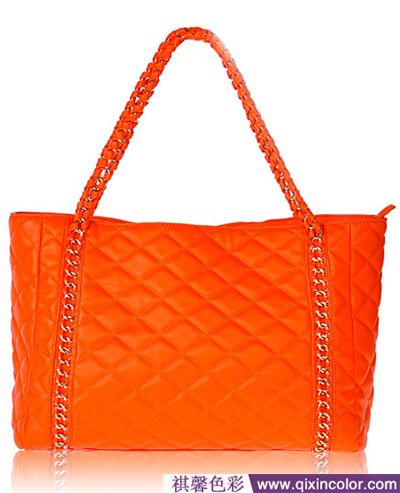 经典的菱格图案,粉色菱格包怎么搭配衣服